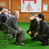 避難所を訪れ、被災した人たちに声をかけられる天皇、皇后両陛下＝石川県輪島市で2024年12月17日午後3時18分、北村隆夫撮影