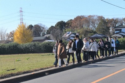 平和かみしめ歩む　大学生11人ら、園児疎開の道体験　桶川駅～蓮田・妙楽寺6キロ　／埼玉