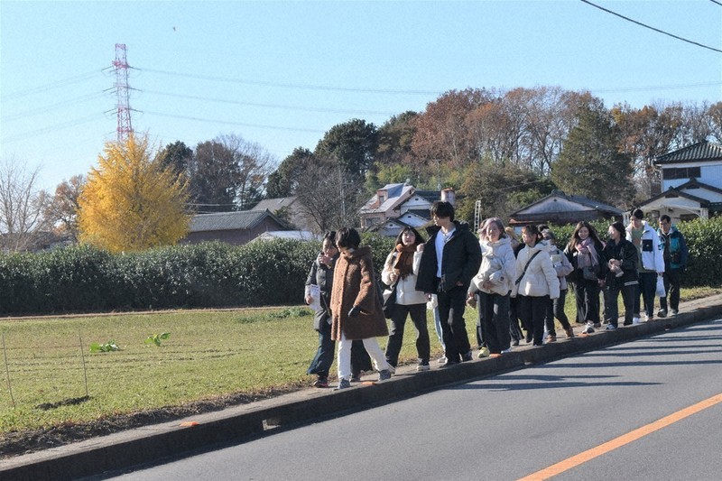 妙楽寺に疎開する保母や園児がたどった道を歩いて体験する大学生ら＝上尾市上で2024年12月14日、萩原佳孝撮影