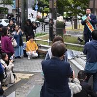 兵庫県知事選が告示され、街頭演説をする立花孝志氏（右奥）。選挙期間中、立花氏の動画や関連動画が多くアップされた＝神戸市中央区で2024年10月31日午前10時33分、大西岳彦撮影