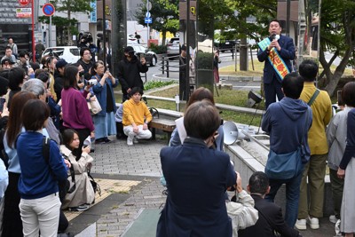 兵庫県知事選が告示され、街頭演説をする立花孝志氏（右奥）。選挙期間中、立花氏の動画や関連動画が多くアップされた＝神戸市中央区で2024年10月31日午前10時33分、大西岳彦撮影