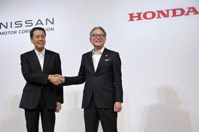 戦略提携を決め、共同記者会見で握手を交わす日産自動車の内田誠社長（左）とホンダの三部敏宏社長＝東京都中央区で2024年8月1日午後5時5分、宮武祐希撮影