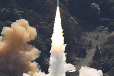 発射場から打ち上げられた小型ロケット「カイロス」2号機＝和歌山県串本町で2024年12月18日午前11時、本社ヘリから