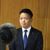 大阪府岸和田市議会で不信任決議案が提出されることになり、取材に応じる永野耕平市長＝岸和田市役所で2024年12月19日、中村宰和撮影