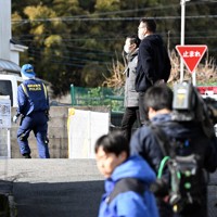 容疑者の自宅周辺を調べる捜査員ら＝北九州市小倉南区で2024年12月19日午後1時3分、平川義之撮影