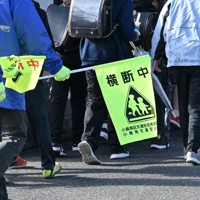 容疑者の自宅近くを集団下校する児童ら＝北九州市小倉南区で2024年12月19日午後1時31分、平川義之撮影