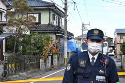 規制線が張られた容疑者宅周辺＝北九州市小倉南区で2024年12月19日午後0時56分、平川義之撮影