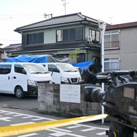 ビニールシートで覆われた容疑者の自宅＝北九州市小倉南区で2024年12月19日、平川義之撮影