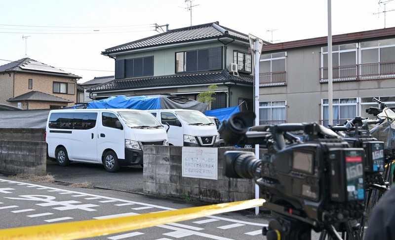 ビニールシートで覆われた容疑者の自宅＝北九州市小倉南区で2024年12月19日、平川義之撮影