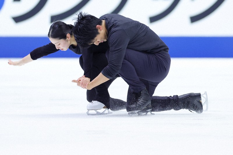 公式練習で調整する三浦璃来、木原龍一組＝東和薬品ラクタブドームで2024年12月19日、吉田航太撮影