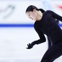 全日本選手権の公式練習で調整する渡辺倫果＝東和薬品ラクタブドームで2024年12月19日、吉田航太撮影