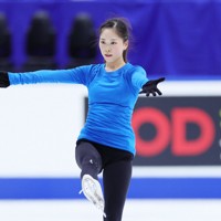 全日本選手権の公式練習で調整する吉田陽菜＝東和薬品ラクタブドームで2024年12月19日、吉田航太撮影