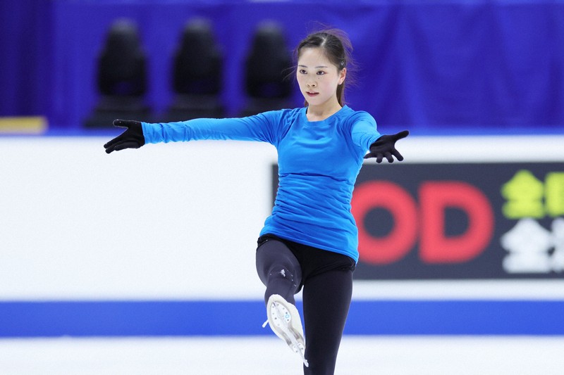 全日本選手権の公式練習で調整する吉田陽菜＝東和薬品ラクタブドームで2024年12月19日、吉田航太撮影