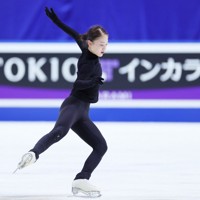 全日本選手権の公式練習で調整する上薗恋奈＝東和薬品ラクタブドームで2024年12月19日、吉田航太撮影