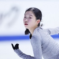 全日本選手権の公式練習で調整する中井亜美＝東和薬品ラクタブドームで2024年12月19日、吉田航太撮影