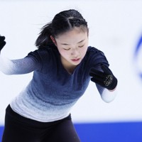 全日本選手権の公式練習で調整する和田薫子＝東和薬品ラクタブドームで2024年12月19日、吉田航太撮影