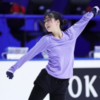 全日本選手権の公式練習で調整する櫛田育良＝東和薬品ラクタブドームで2024年12月19日、吉田航太撮影