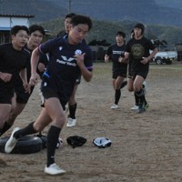 走り込みで追い込む九州学院の選手ら＝熊本市北区で