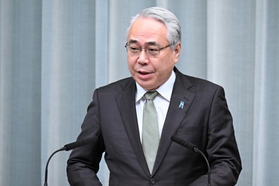 記者会見で発言する佐藤文俊官房副長官＝首相官邸で2024年12月20日午前9時51分、平田明浩撮影