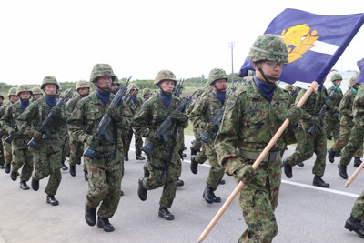 陸自第15旅団の観閲式に臨む隊員たち。今後、部隊の増強が計画される＝那覇市の陸自那覇駐屯地で2022年11月6日、比嘉洋撮影