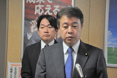 記者団の取材に答える自民党捕鯨対策特別委員会の鶴保庸介委員長（手前）＝2024年12月20日午後0時15分ごろ、田辺佑介撮影