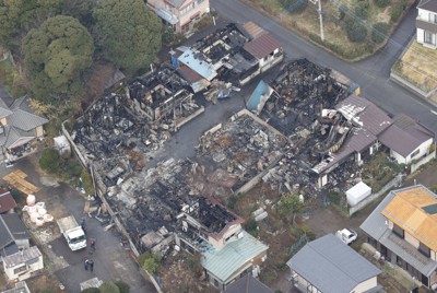 夫婦が刺されて死亡した住宅から約600メートル離れた場所で発生した火災の現場＝千葉県柏市で2024年12月19日、本社ヘリから