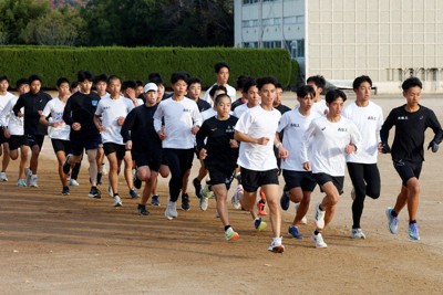 集団走で汗を流す西脇工男子の選手ら＝西脇市野村町の西脇工グラウンドで2024年12月6日午後3時46分、幸長由子撮影