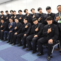 花園に向けて意気込みを語った尾道の選手ら＝尾道市役所で2024年12月20日午後5時54分、藤田宰司撮影