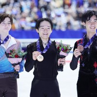 メダルを手に笑顔の男子1位の鍵山優真（中央）、2位の中田璃士（左）、3位の壷井達也＝東和薬品ラクタブドームで2024年12月21日、吉田航太撮影