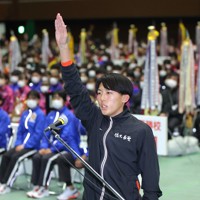 開会式で選手宣誓をする佐久長聖の浜口大和＝京都市右京区のかたおかアリーナ京都で2024年12月21日、長澤凜太郎撮影