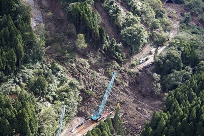 地震の復旧工事のさなかに、記録的豪雨による土砂崩落が起きた石川県輪島市の国道249号「中屋トンネル」（右上）＝9月