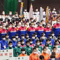 開会式で起立して紹介される洛南の選手たち＝かたおかアリーナ京都で2024年12月21日午後3時8分、日高沙妃撮影