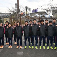 レースに向けて健闘を誓う男女・和歌山北のメンバー＝京都市右京区西京極新明町のたけびしスタジアム京都で2024年12月21日午後2時42分、藤木俊治撮影