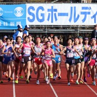 一斉にスタートする女子の選手たち＝たけびしスタジアム京都で2024年12月22日、滝川大貴撮影