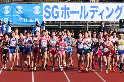 一斉にスタートする女子の選手たち＝たけびしスタジアム京都で2024年12月22日、滝川大貴撮影