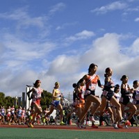 一斉にスタートする女子の選手たち＝たけびしスタジアム京都で2024年12月22日、小関勉撮影