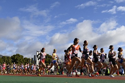 一斉にスタートする女子の選手たち＝たけびしスタジアム京都で2024年12月22日、小関勉撮影