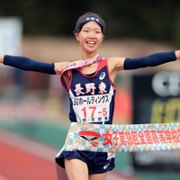 女子1位でフィニッシュする長野東の田畑陽菜選手＝たけびしスタジアム京都で2024年12月22日、中川祐一撮影