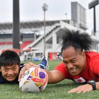 中学生時代のタウファテビタ悦幸選手（左）と父統悦さん＝東大阪市花園ラグビー場で2019年6月26日午後3時56分、小松雄介撮影