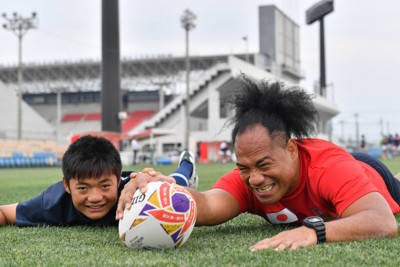 中学生時代のタウファテビタ悦幸選手（左）と父統悦さん＝東大阪市花園ラグビー場で2019年6月26日午後3時56分、小松雄介撮影