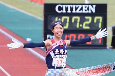 女子の1位でフィニッシュする長野東の田畑陽菜選手＝たけびしスタジアム京都で2024年12月22日、滝川大貴撮影