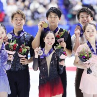 メダルを手に笑顔を見せる1位の三浦璃来、木原龍一組（中央）、2位の長岡柚奈、森口澄士組（左）、3位の清水咲衣、本田ルーカス剛史組＝東和薬品ラクタブドームで2024年12月22日、吉田航太撮影