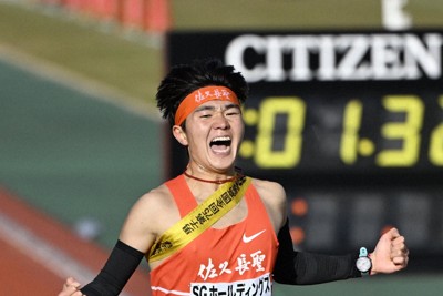 男子の1位でフィニッシュする佐久長聖の石川浩輝選手＝たけびしスタジアム京都で2024年12月22日、小関勉撮影