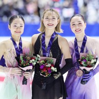 笑顔を見せる1位の坂本花織（中央）、2位の島田麻央（左）、3位の樋口新葉＝東和薬品ラクタブドームで2024年12月22日、吉田航太撮影