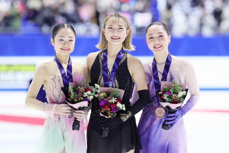 笑顔を見せる1位の坂本花織（中央）、2位の島田麻央（左）、3位の樋口新葉＝東和薬品ラクタブドームで2024年12月22日、吉田航太撮影