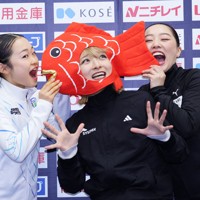 4連覇を祝し、「めでたい」タイのかぶり物でポーズをとる1位の坂本花織（中央）とかぶりつく2位の島田麻央（左）、3位の樋口新葉＝東和薬品ラクタブドームで2024年12月22日、吉田航太撮影