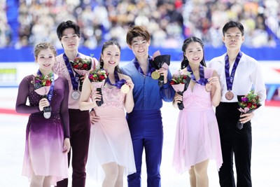 笑顔を見せる1位の吉田唄菜、森田真沙也組（中央）、2位の田中梓沙、西山真瑚組（左）、3位の佐々木彩乃、池田喜充組＝東和薬品ラクタブドームで2024年12月22日、吉田航太撮影