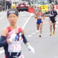 5区、大阪薫英女学院の小田美月（右）を抜き、2位に立つ仙台育英の細川あおい（中央）。左は先頭の長野東の田畑陽菜＝京都市内で2024年12月22日、長澤凜太郎撮影