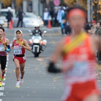 4区、先頭の佐久長聖の篠和真（右手前）を追う（左から）仙台育英の菅野元太と大牟田の野田顕臣＝京都市内で2024年12月22日、中川祐一撮影