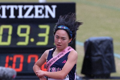 女子の9位でフィニッシュする青森山田の森崎愛実＝たけびしスタジアム京都で2024年12月22日、滝川大貴撮影